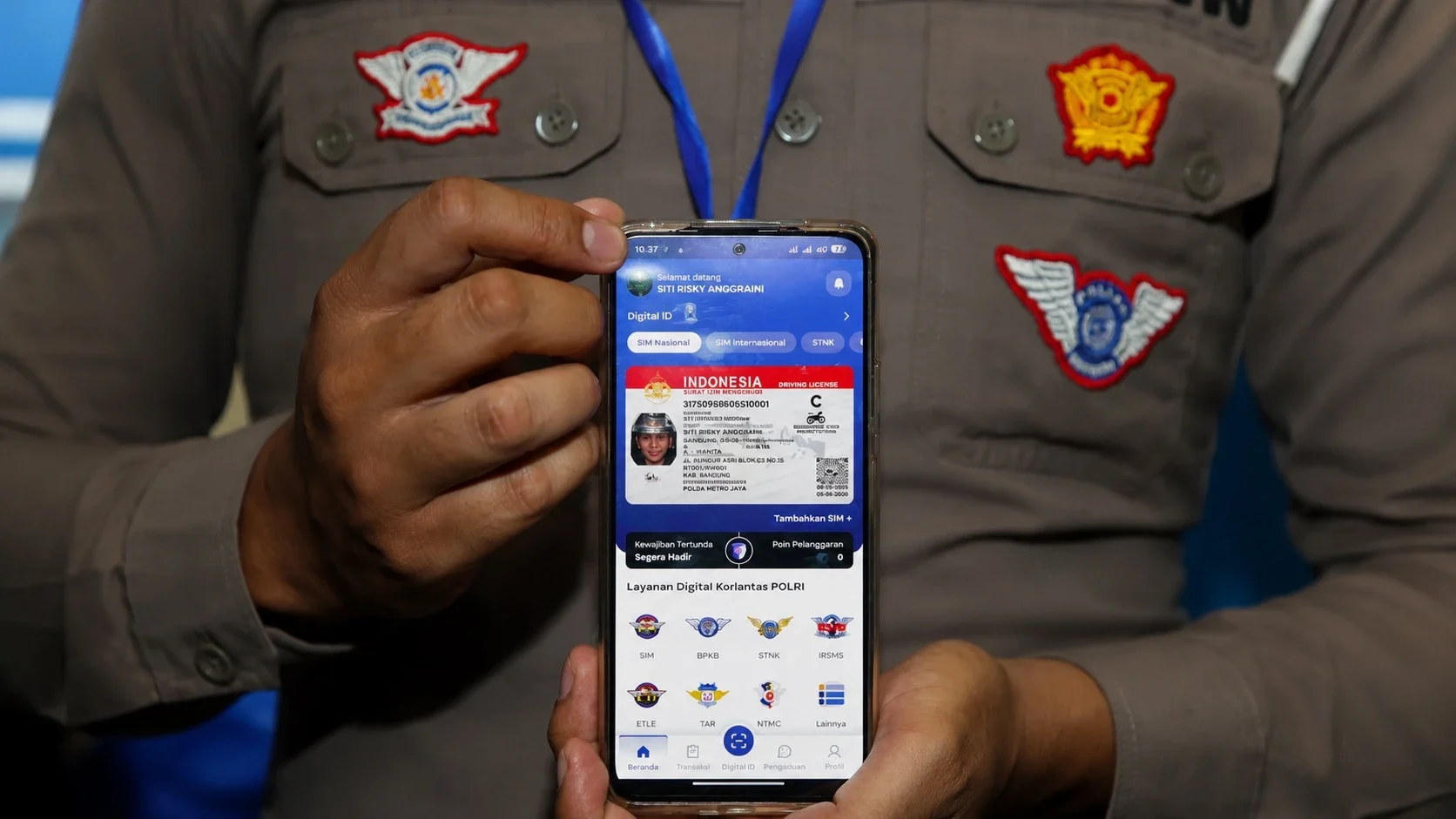 Revolusi Berkendara: SIM Digital Resmi Hadir, Pengendara Kini Bisa Tunjukkan SIM Lewat HP